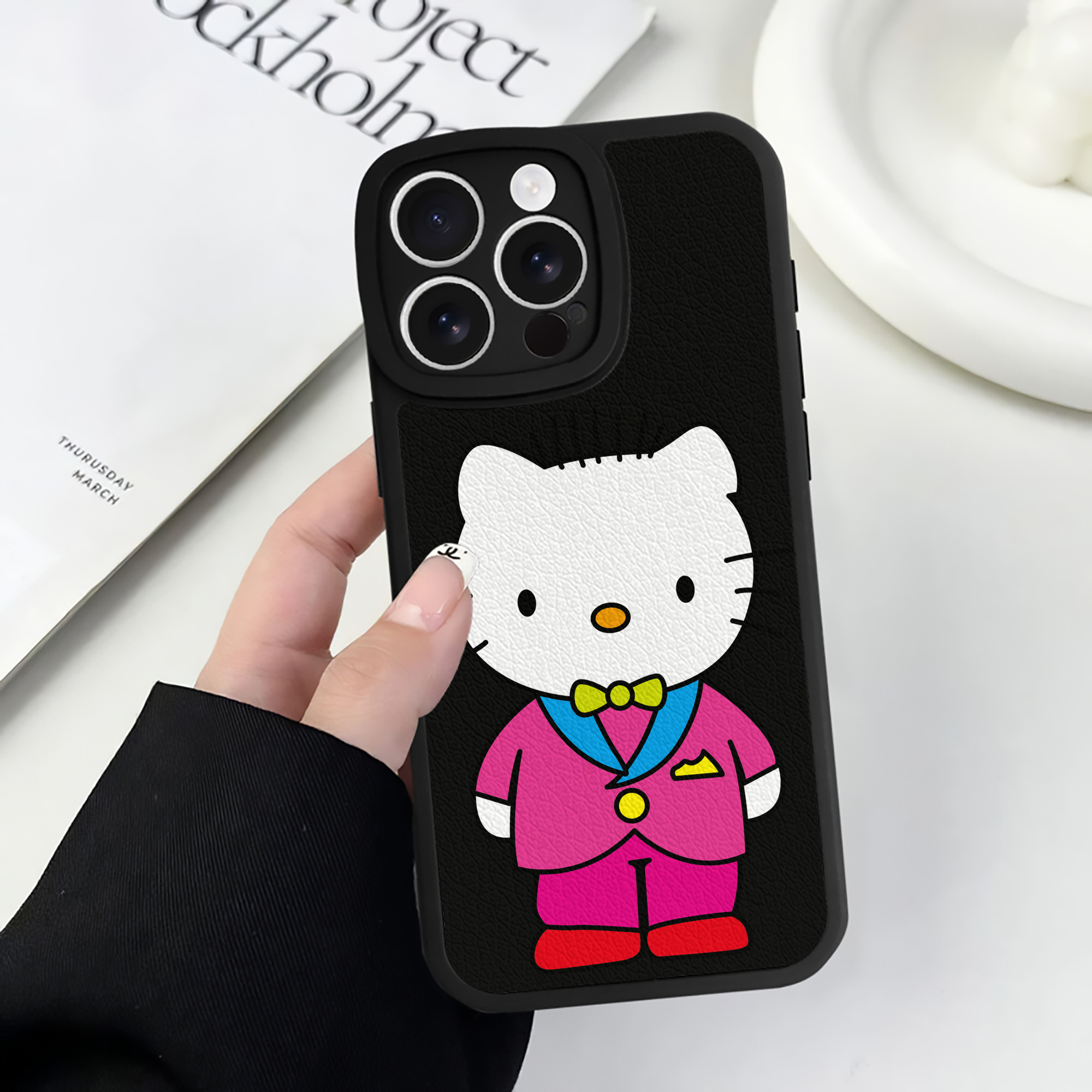 （画像用） Hello Kitty ハローキティ 【iPhone 16シリーズ対応】シリコンスマホケース（レザー調） 材質：シリコン
